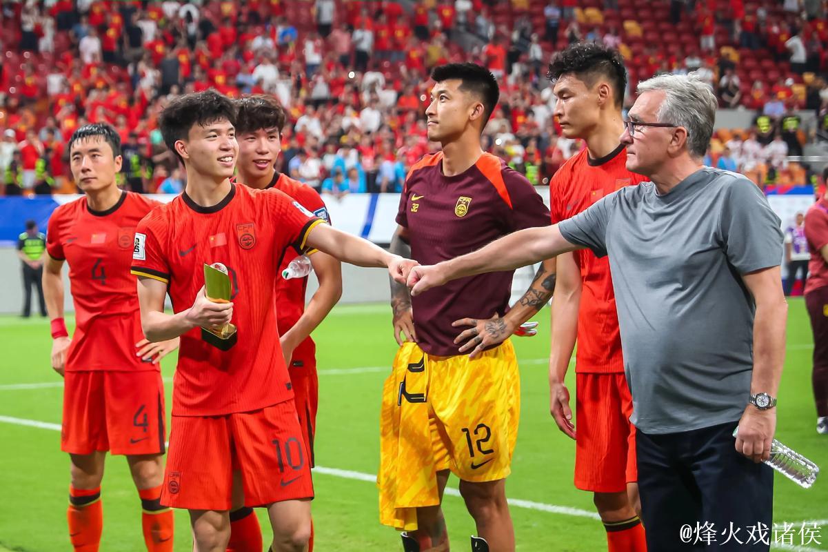 伊万暂不下课!国足上午继续训练 下午启程奔重庆 伊万暂不下课!国足上午继续训练 下午启程奔重庆